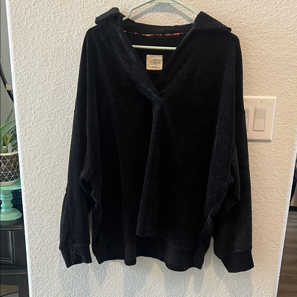 Umgee Sweaters - Black Velvet Women’s top, size L, great condition